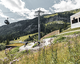 Effortlessly uphill – ready for the trails