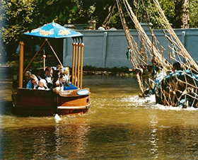Tow Boat Ride in Drayton Manor Park, England