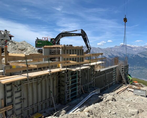 In dem 4 Vallé hat der Bau der neuen kuppelbaren 6er-Sesselbahn Les Chottes – La Meina – Greppon Blanc begonnen