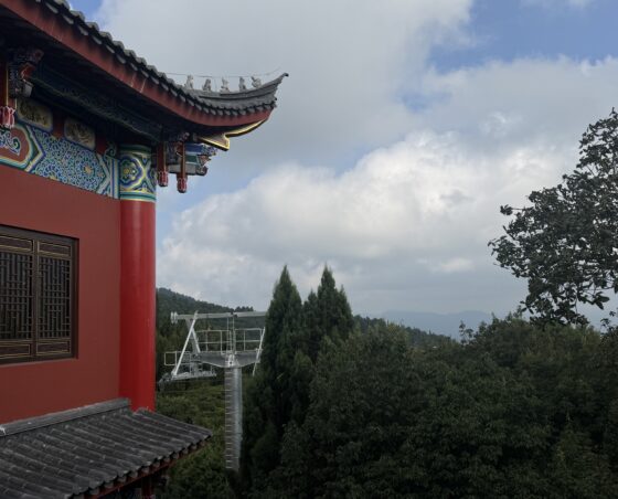 Moderne Seilbahntechnik trifft auf kulturelles Erbe: Die 8er-Gondelbahn in Kunming, China